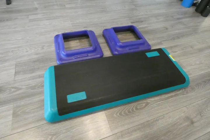 the Step-Aerobic-Board mit 2x Erhöhungen, türkis/lila
